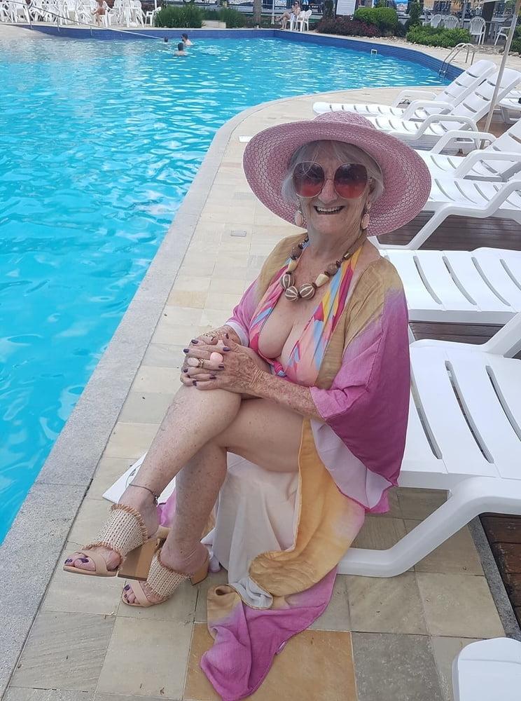 25P Very old non-nude gilf likes her hats