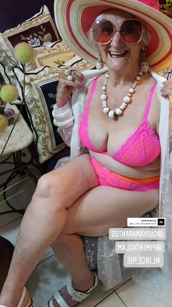 25P Very old non-nude gilf likes her hats
