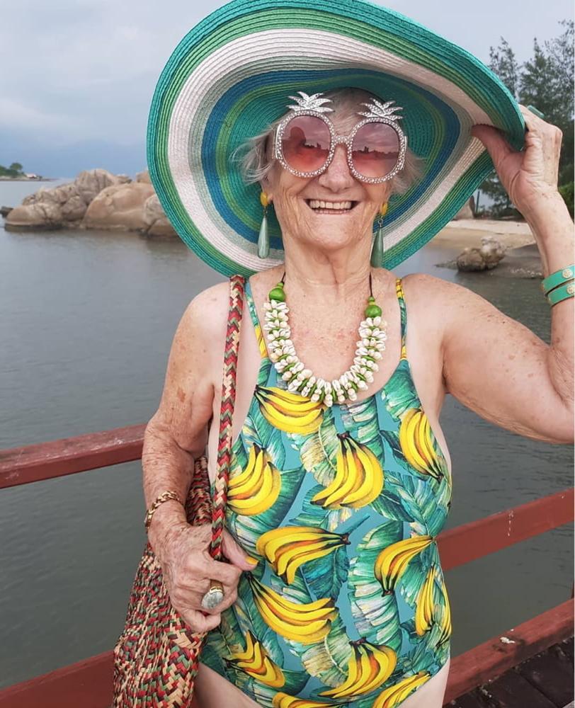 25P Very old non-nude gilf likes her hats