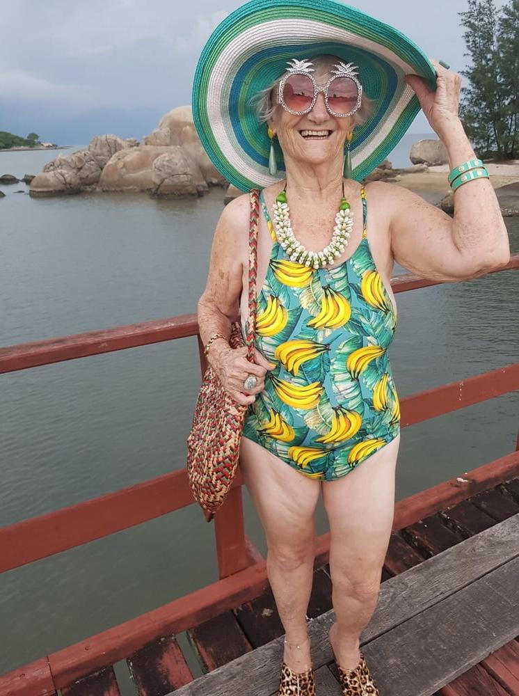 25P Very old non-nude gilf likes her hats