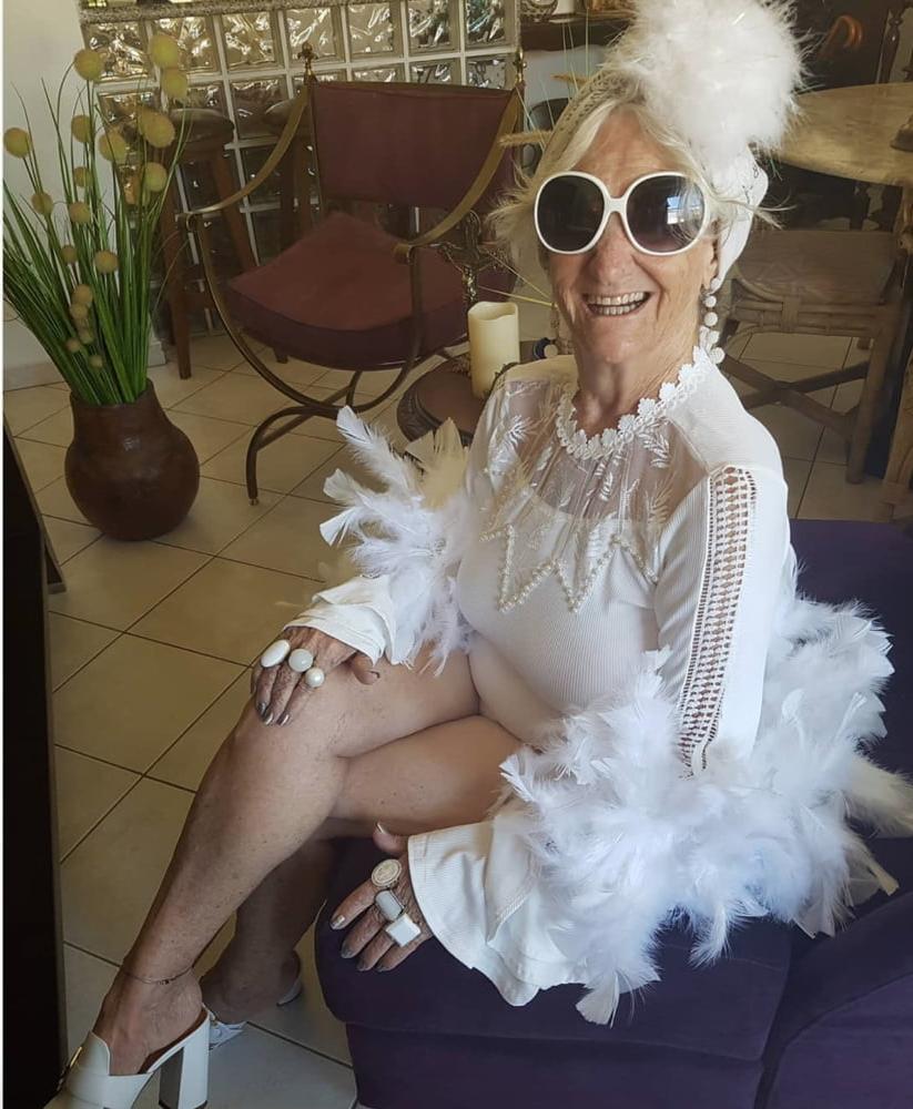 25P Very old non-nude gilf likes her hats