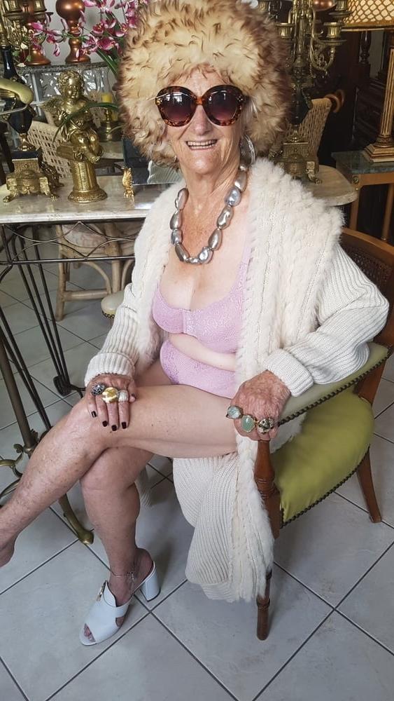 25P Very old non-nude gilf likes her hats