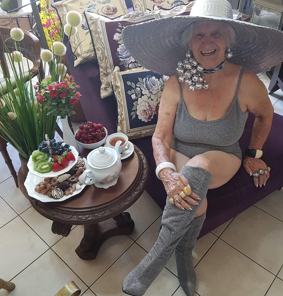 25P Very old non-nude gilf likes her hats