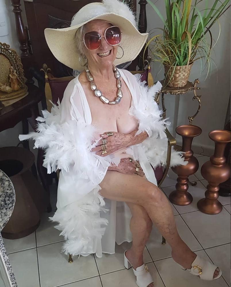 25P Very old non-nude gilf likes her hats