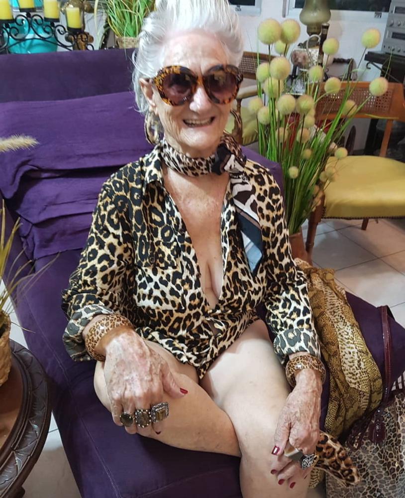 25P Very old non-nude gilf likes her hats