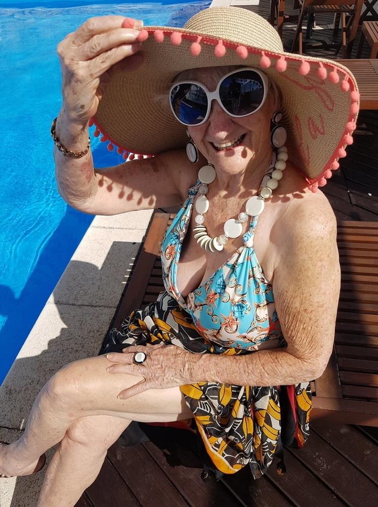 25P Very old non-nude gilf likes her hats