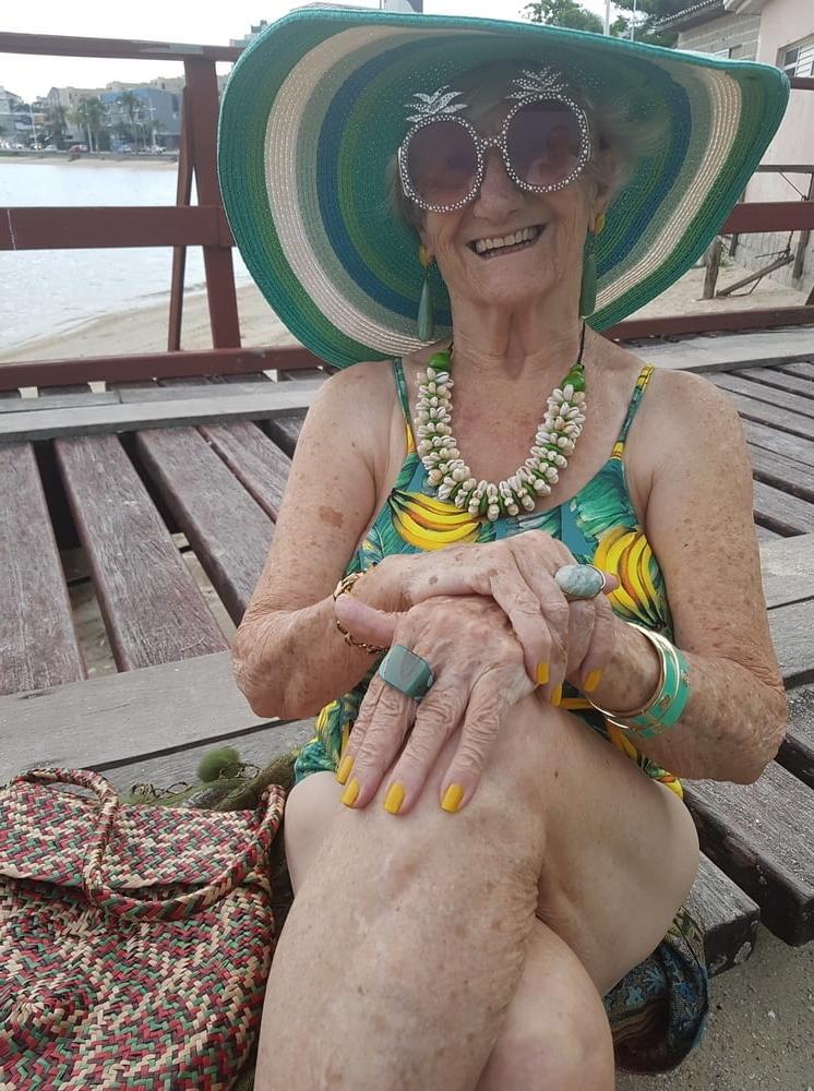 25P Very old non-nude gilf likes her hats