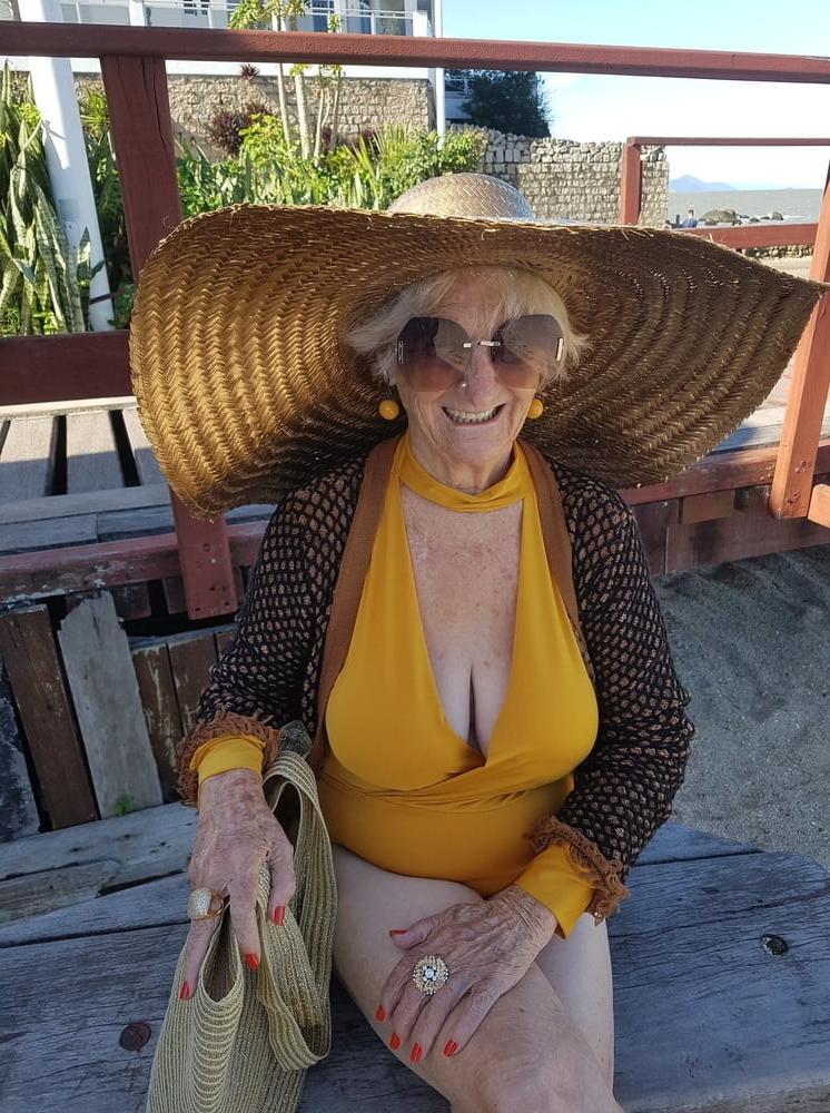 25P Very old non-nude gilf likes her hats