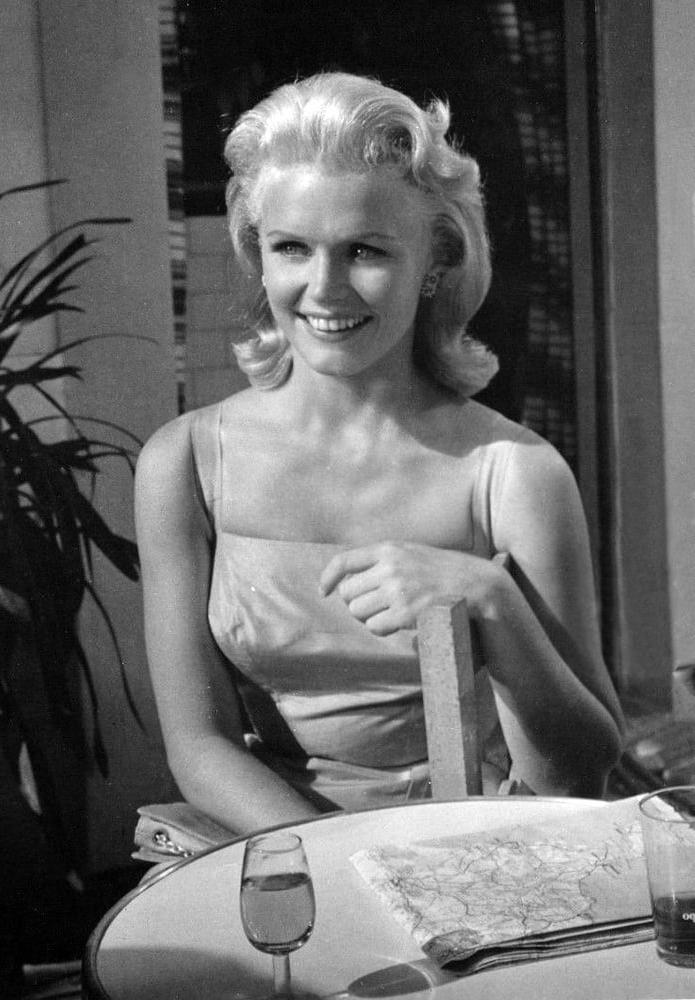 25P Celebrity Boobs - Lee Remick