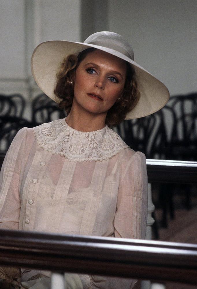 25P Celebrity Boobs - Lee Remick