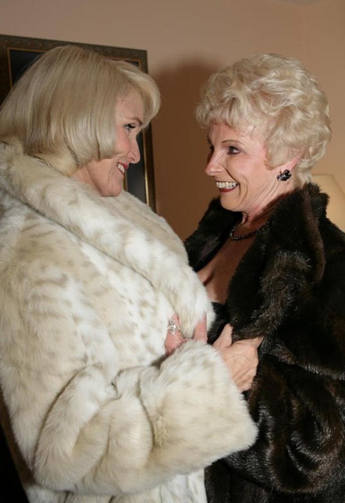 10P 2 stunning GILF legends together