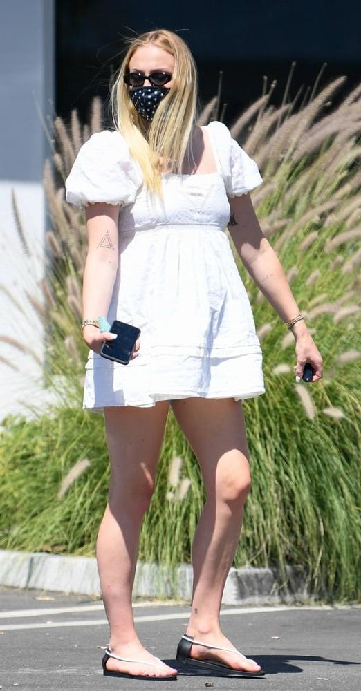 25P Sophie Turner Pregnant Gallery