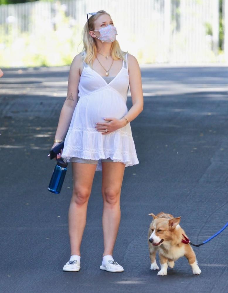 25P Sophie Turner Pregnant Gallery