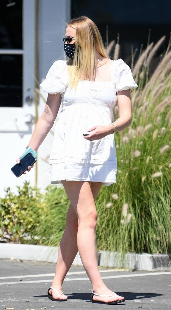 25P Sophie Turner Pregnant Gallery