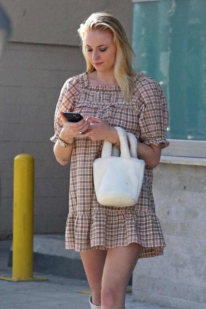 25P Sophie Turner Pregnant Gallery