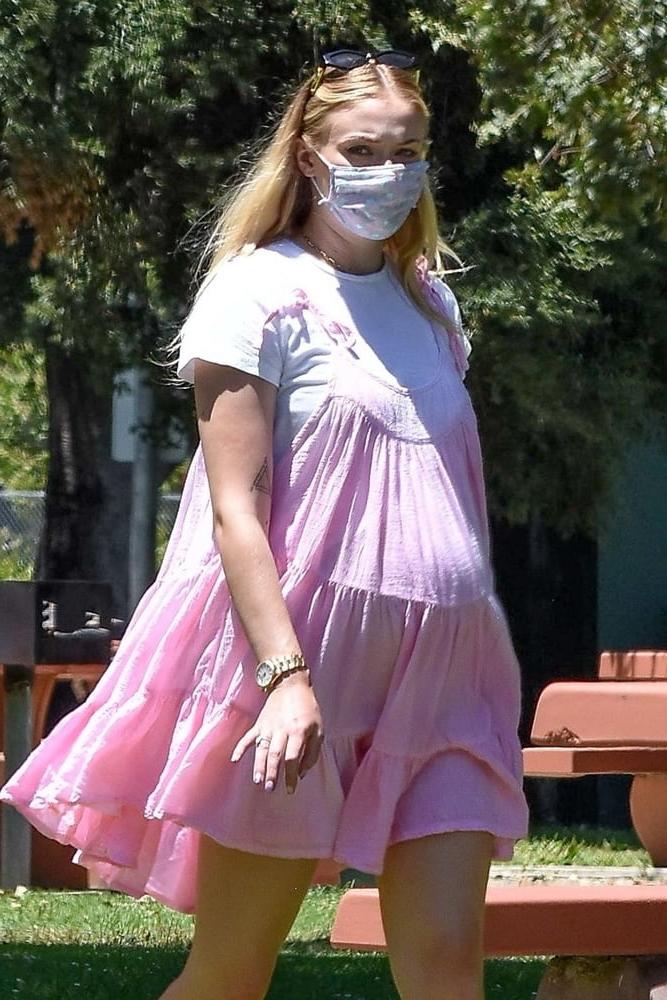 25P Sophie Turner Pregnant Gallery