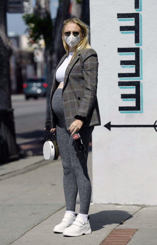 25P Sophie Turner Pregnant Gallery