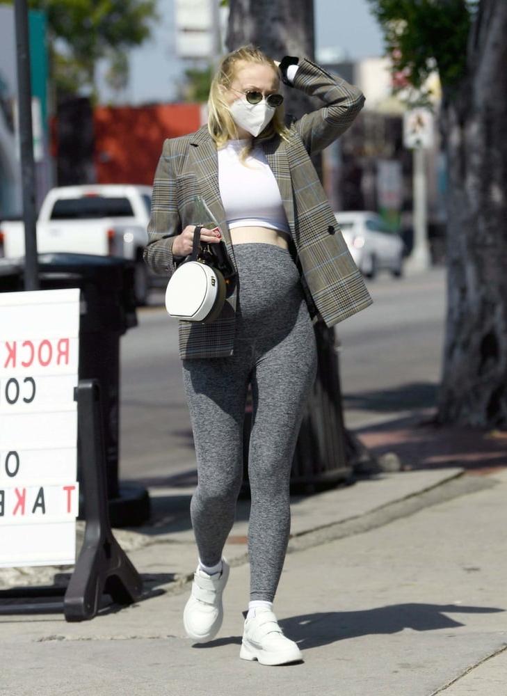25P Sophie Turner Pregnant Gallery