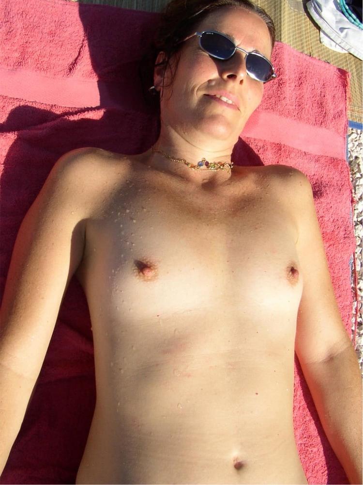 20P Topless at the pool
