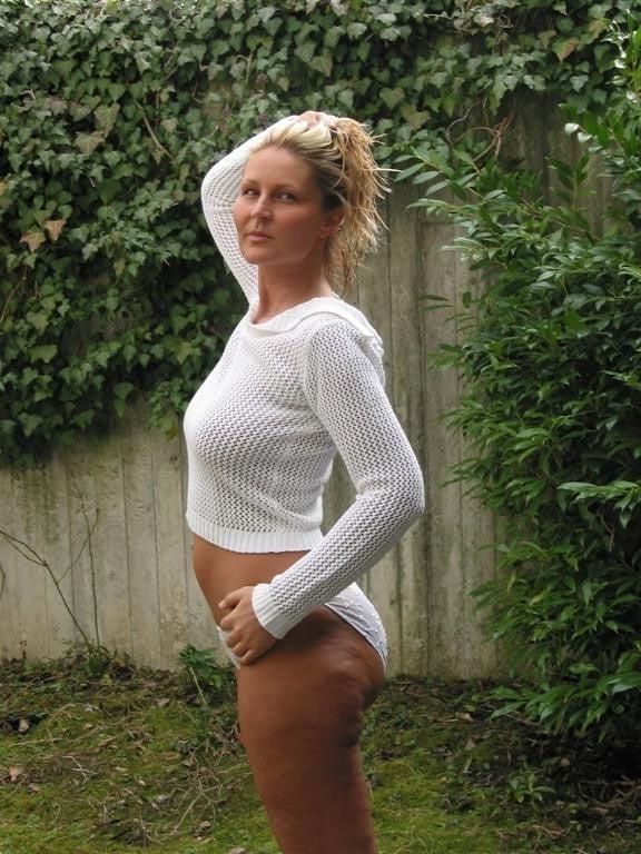25P Blonde posing