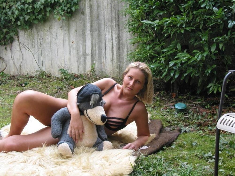 25P Blonde posing