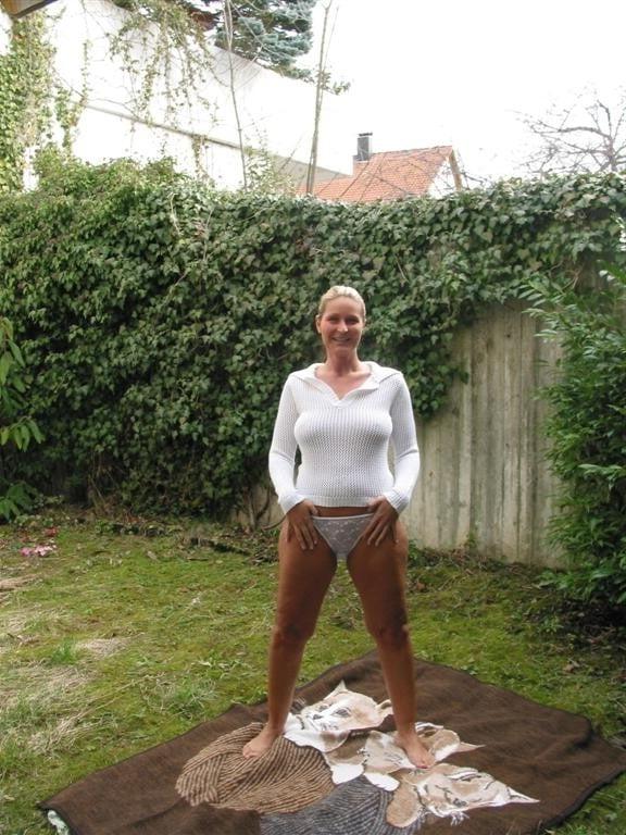25P Blonde posing