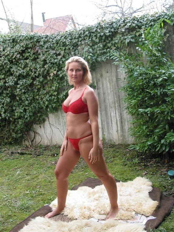 25P Blonde posing