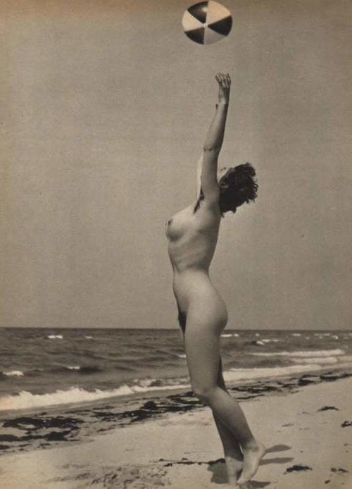 25P Naked people of vintage photos Vol. 33