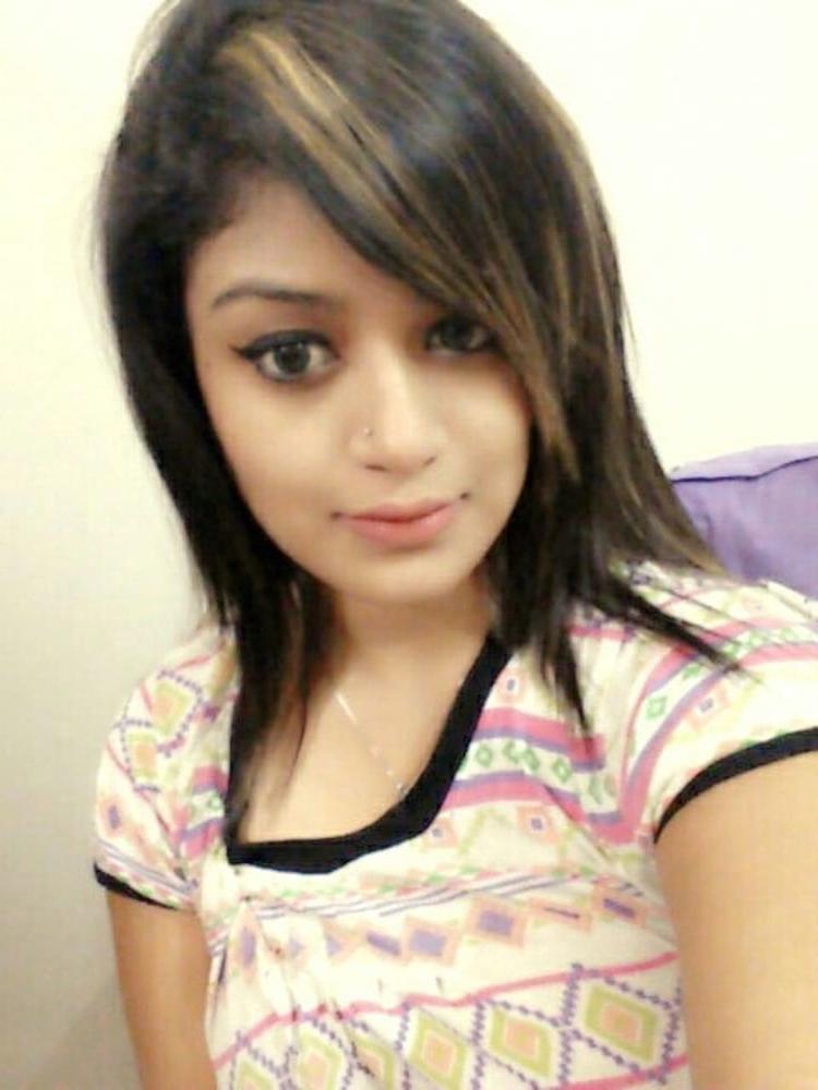 25P indian girl showing her big natural tits and shaved pussy