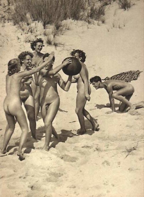 25P Naked people of vintage photos Vol. 32