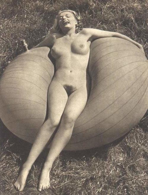 25P Naked people of vintage photos Vol. 32