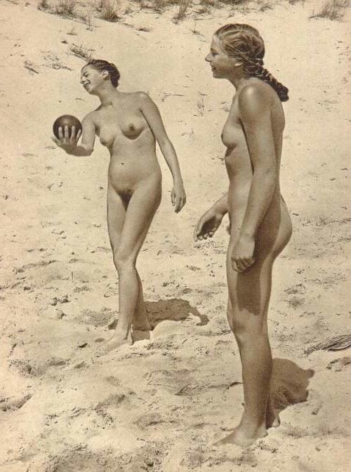 25P Naked people of vintage photos Vol. 32