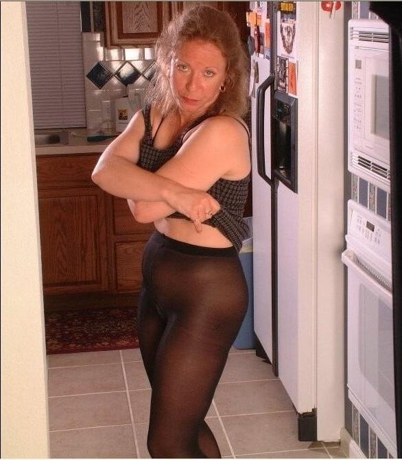 25P Mature Women in Pantyhose 15