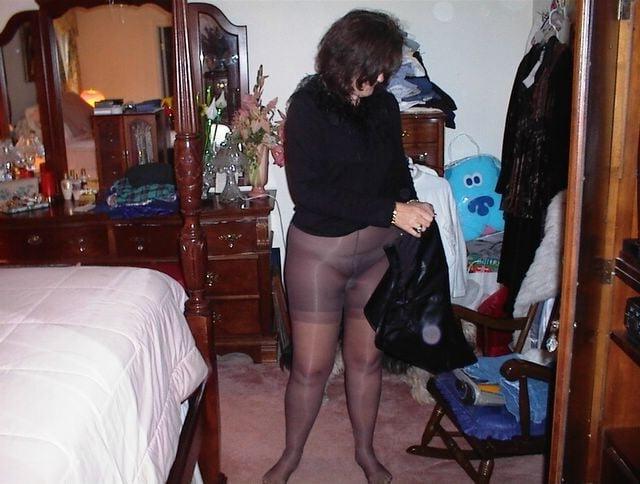 25P Mature Women in Pantyhose 14
