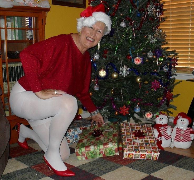 25P Mature Women in Pantyhose 14