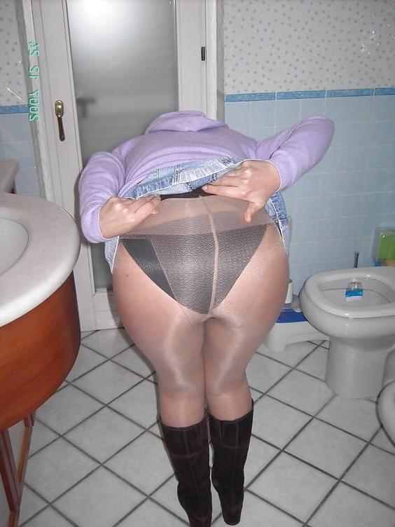 25P Mature Women in Pantyhose 13