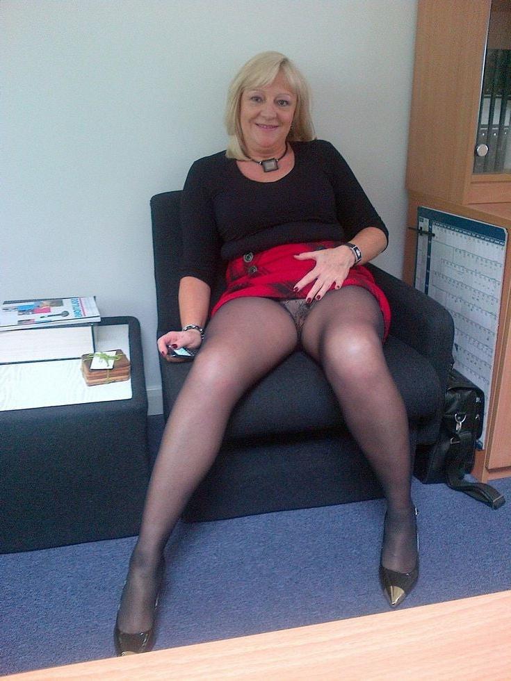 25P Mature Women in Pantyhose 13
