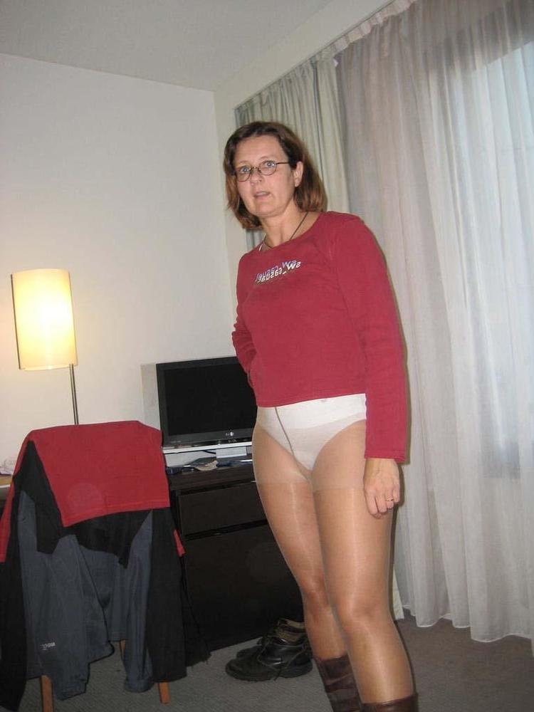 25P Mature Women in Pantyhose 13