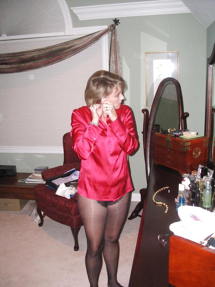 25P Mature Women in Pantyhose 12