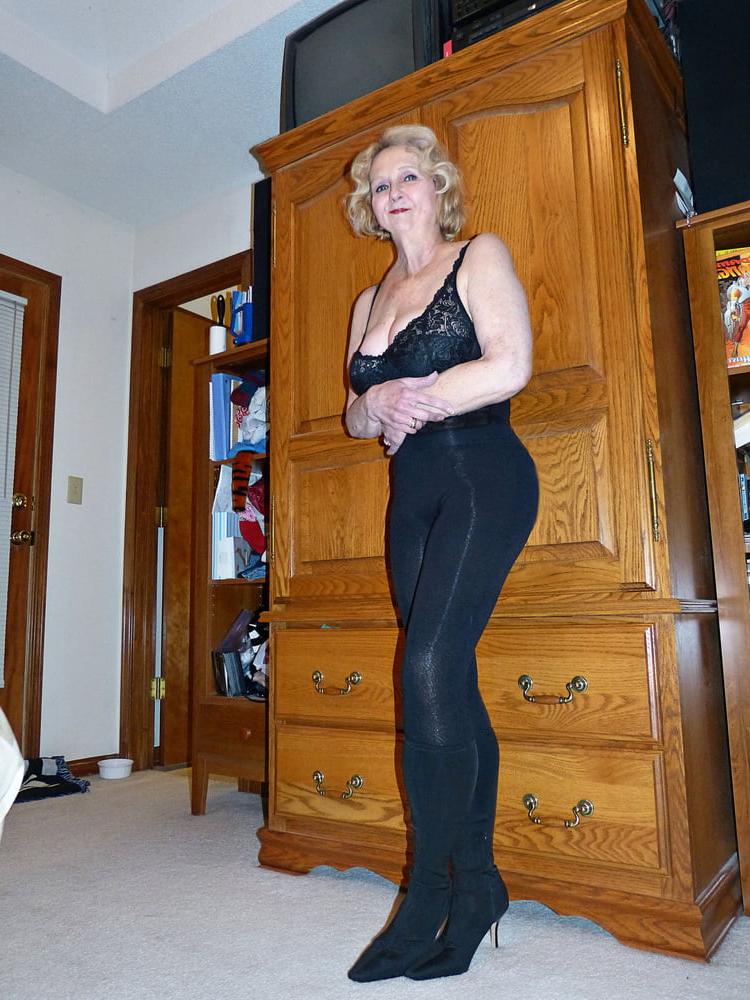 25P Mature Women in Pantyhose 11