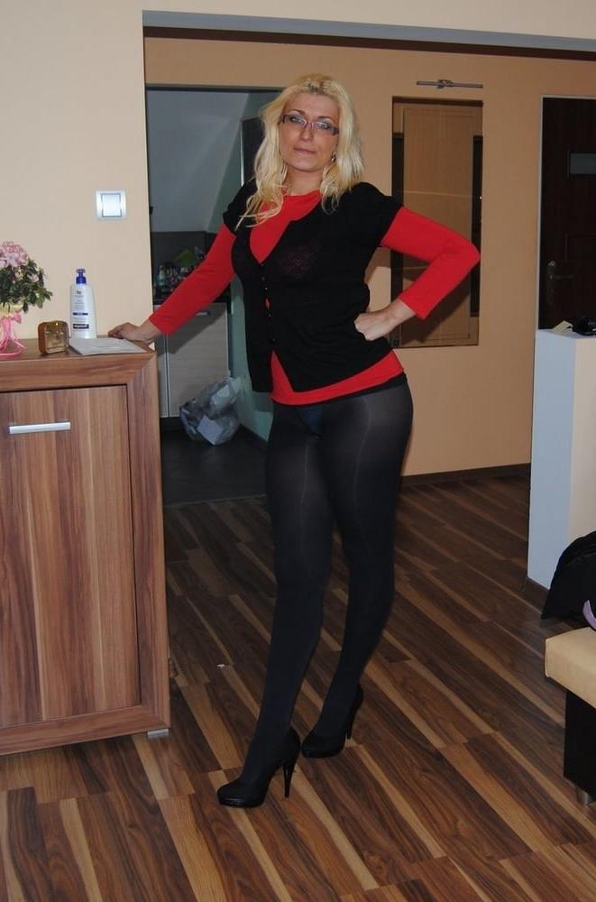 25P Mature Women in Pantyhose 11