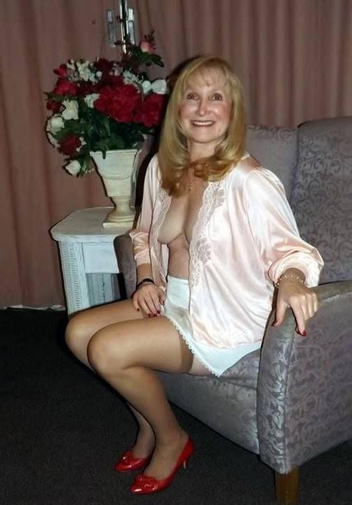 25P Mature Women in Nylons and Stockings 12