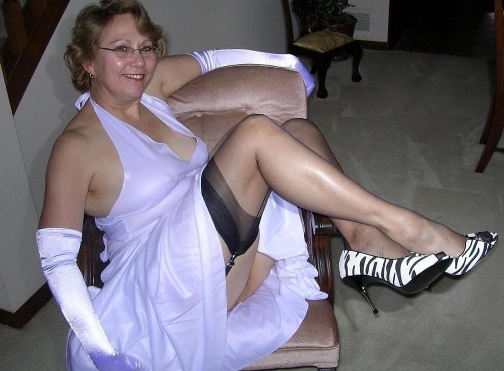 25P Mature Women in Nylons and Stockings 12
