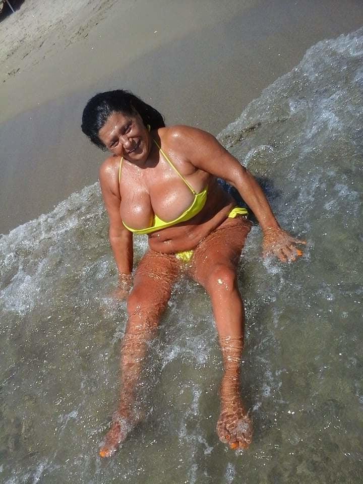 25P Italian GILF Giussipina