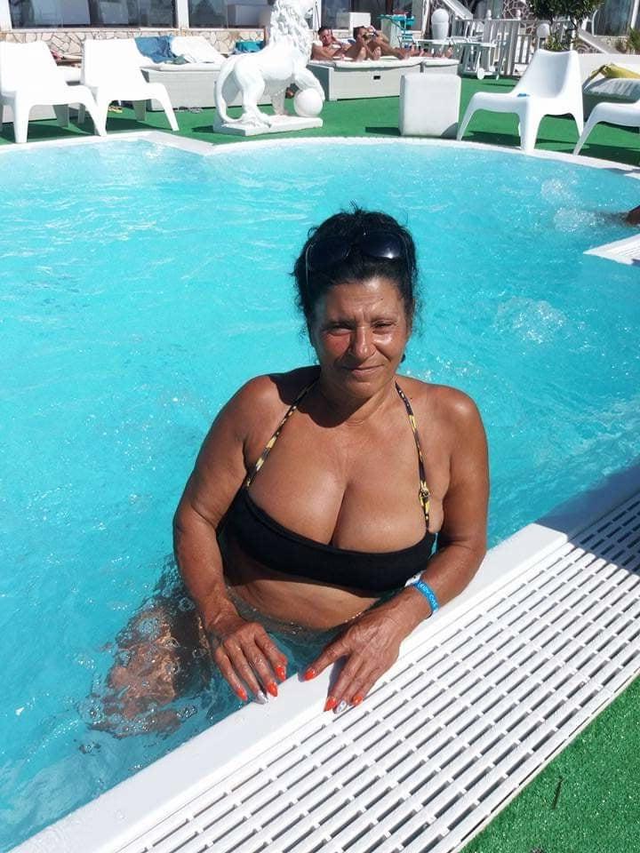 25P Italian GILF Giussipina