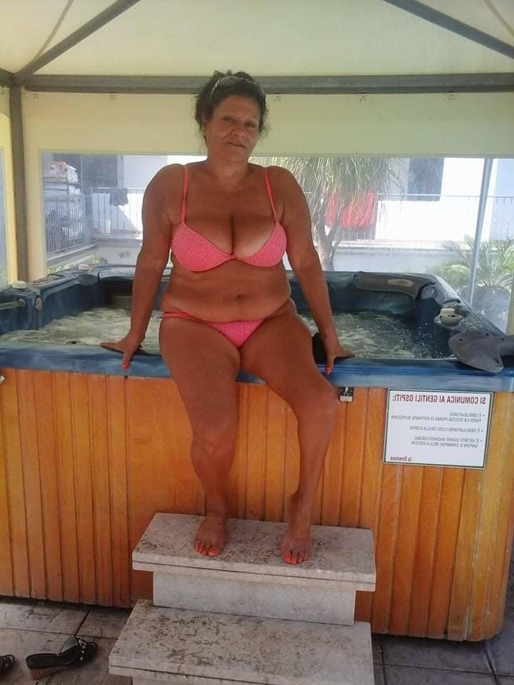 25P Italian GILF Giussipina