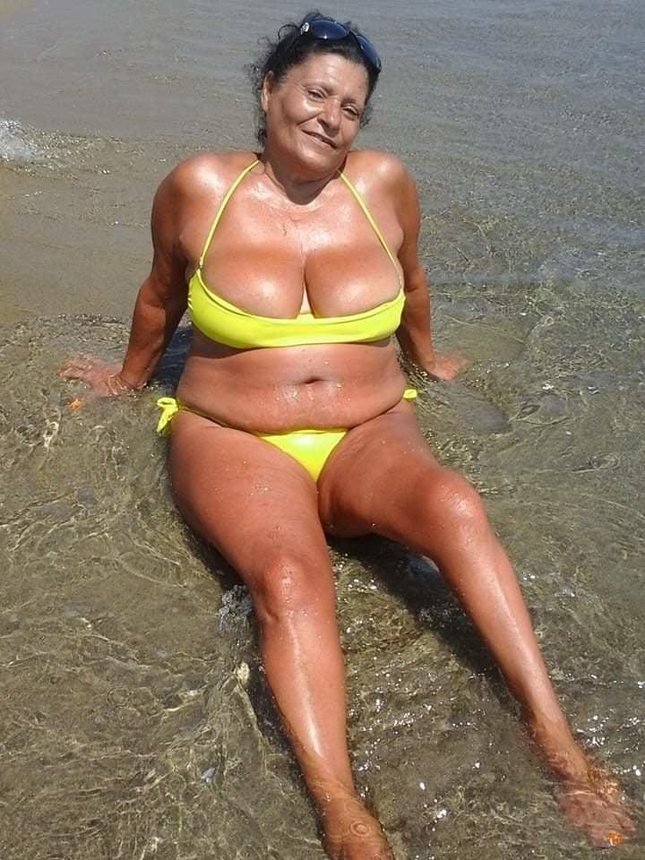 25P Italian GILF Giussipina