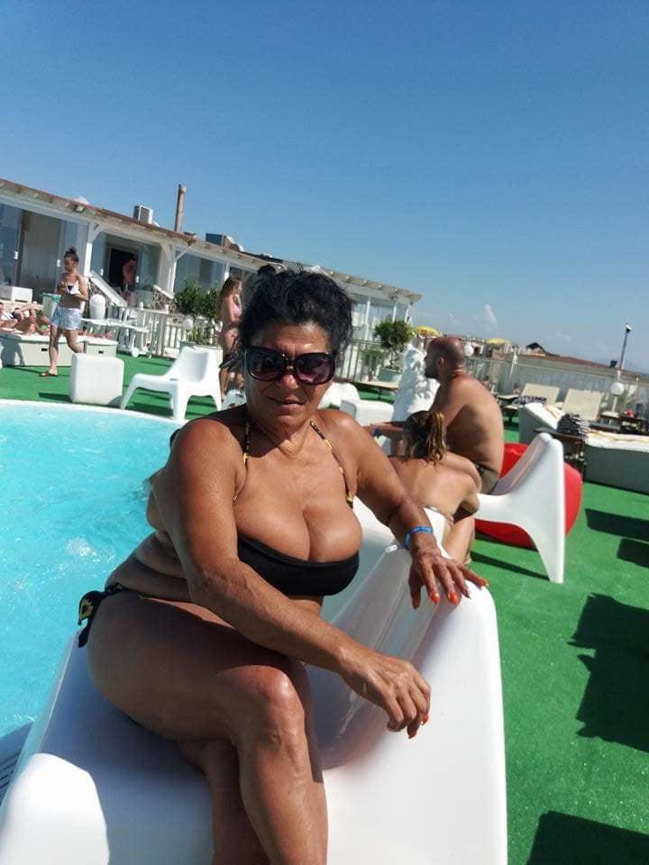 25P Italian GILF Giussipina