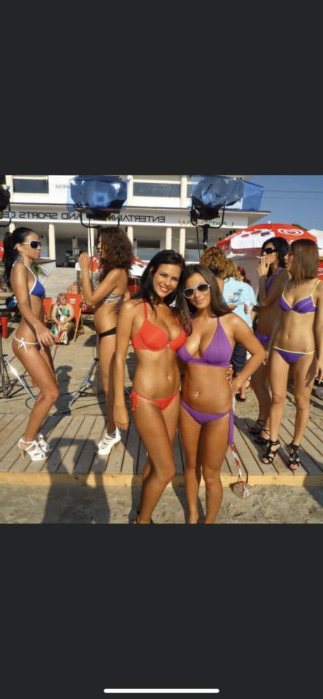 25P Italian beach babes