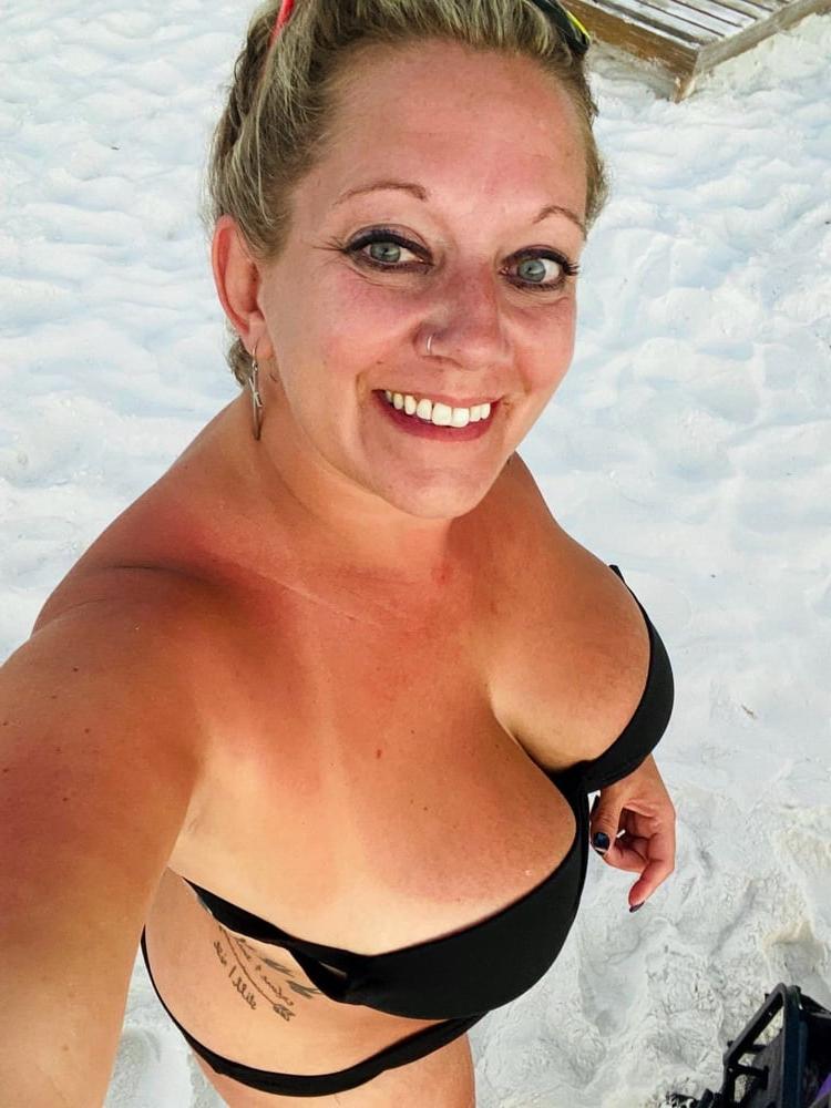 25P Mature non nude